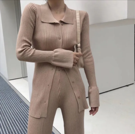 Gebreide Outfit met Lange Kraag – Cardigan & Broek Set